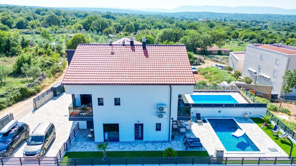 Modern villa with pool and parking spaces