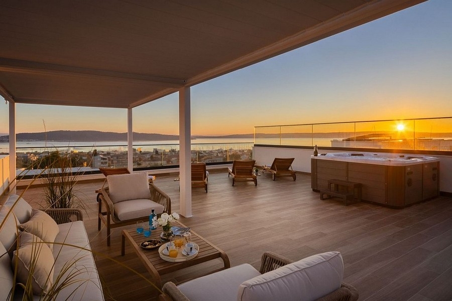 Roof terrace with jacuzzi and sea views at sunset in Kastel Sucurac