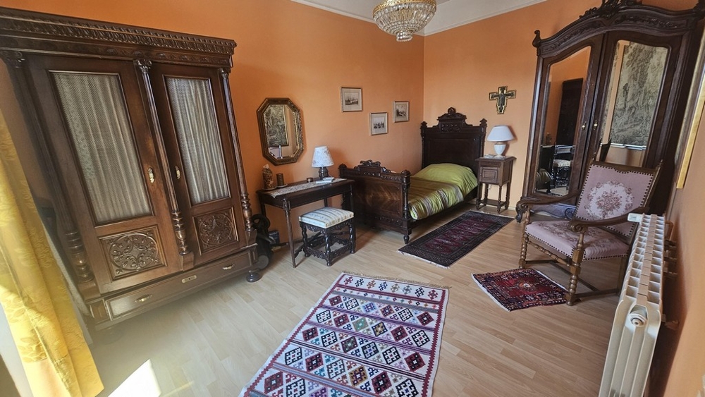 Traditionally furnished bedroom