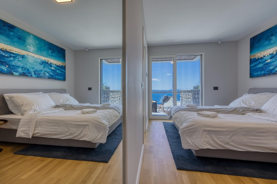 Bedroom with sea view and access to the balcony