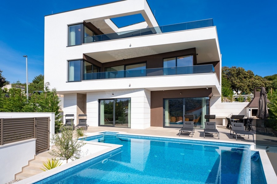 Modern villa with infinity pool and sea views in Croatia