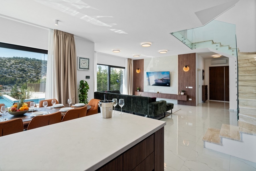 Bright living room with kitchen and access to the pool terrace
