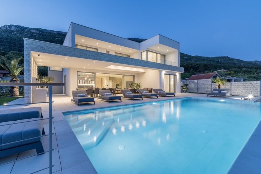 Modern luxury villa with infinity pool and sea views in Croatia