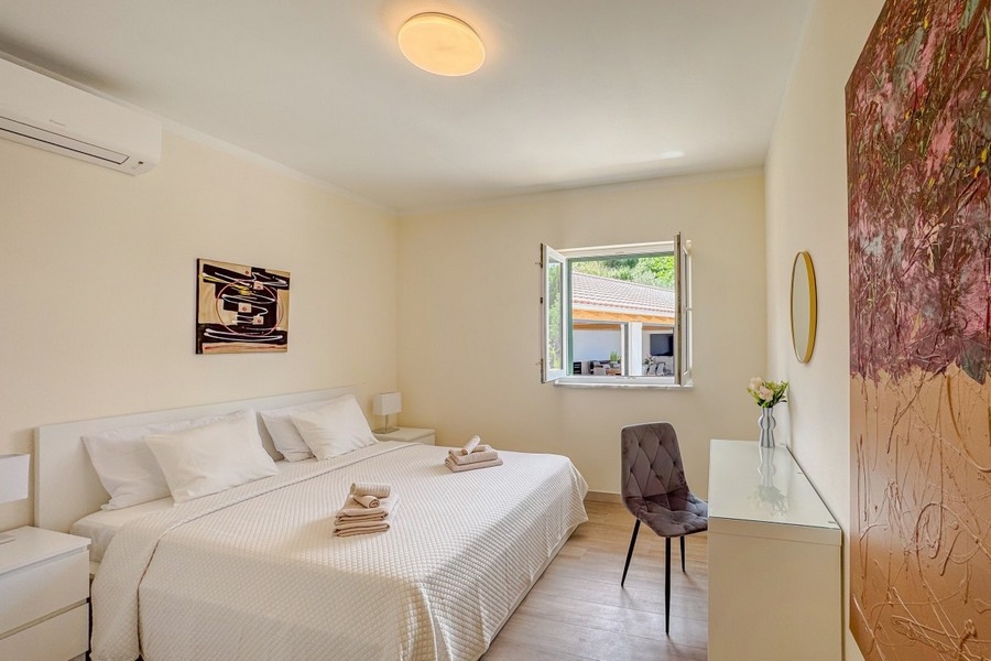 Bedroom with air conditioning and modern furnishings