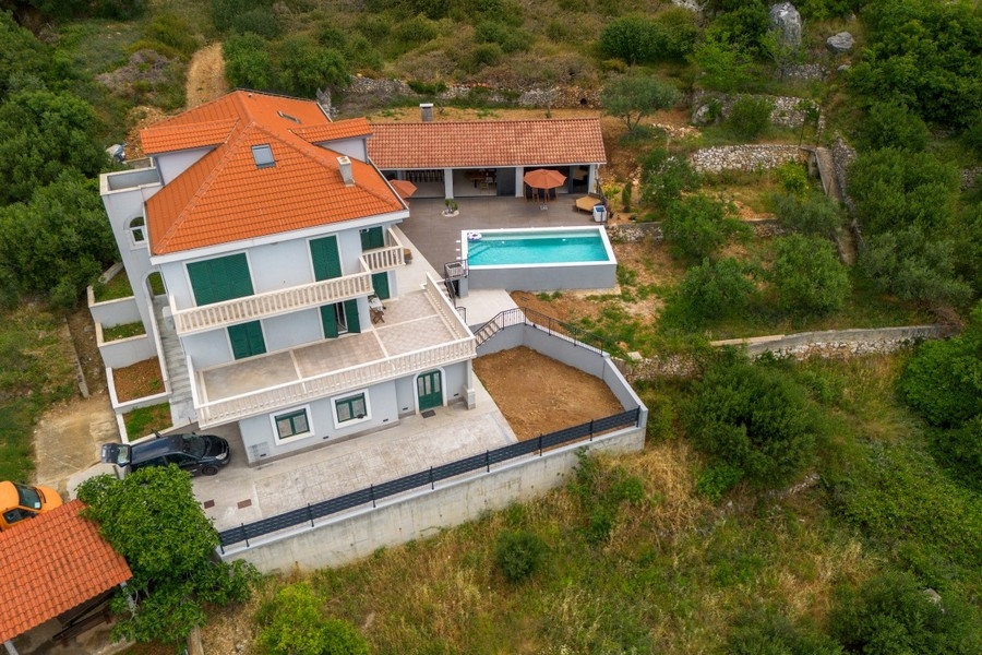 House with pool and sea views in Croatia