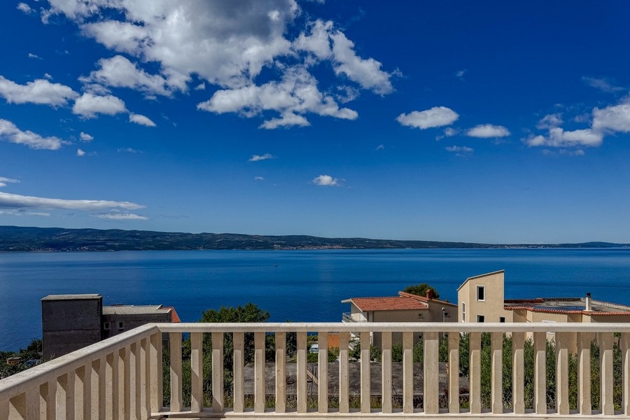 Terrace with uninterrupted views of the sea