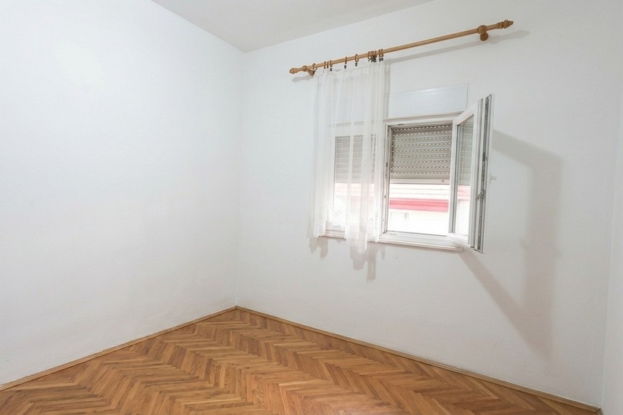 Empty room with parquet floor