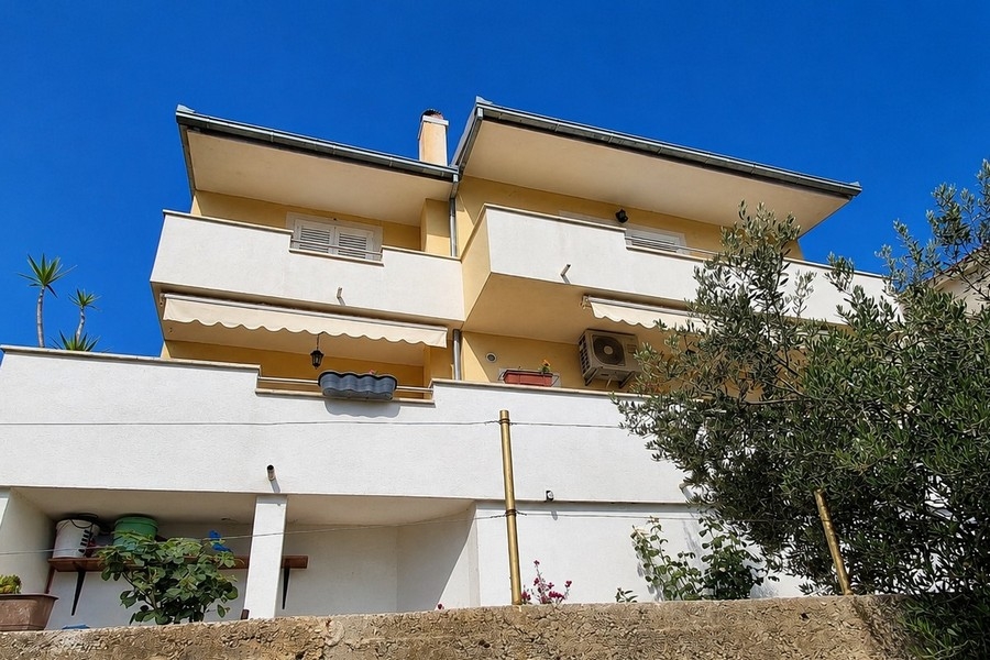 House facade with terraces of offer H3951 in Split