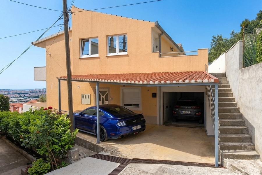 House with garage and parking spaces