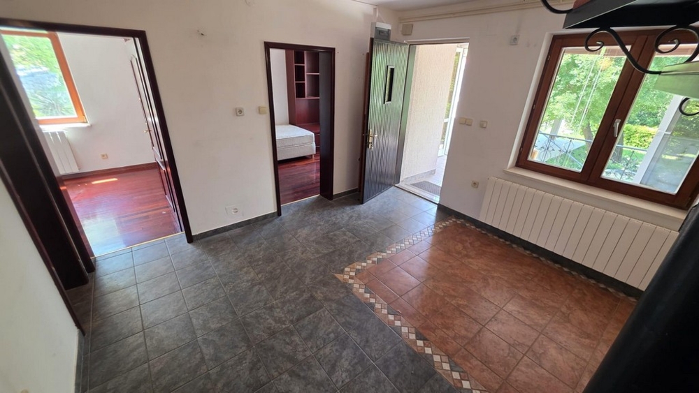 Entrance area with living room