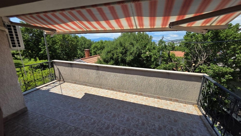 Terrace with a view of the greenery near the sea