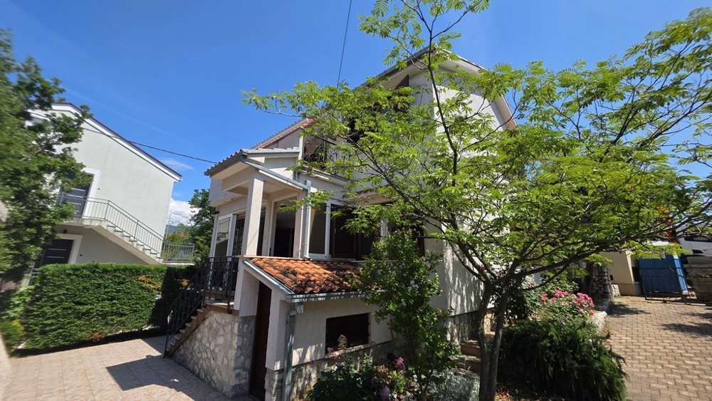 Single-family house with Mediterranean garden