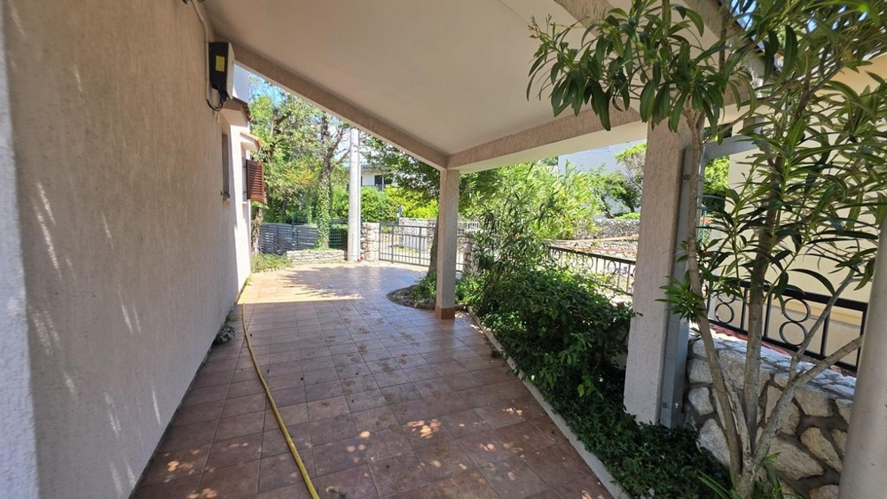 Covered outdoor area with parking space