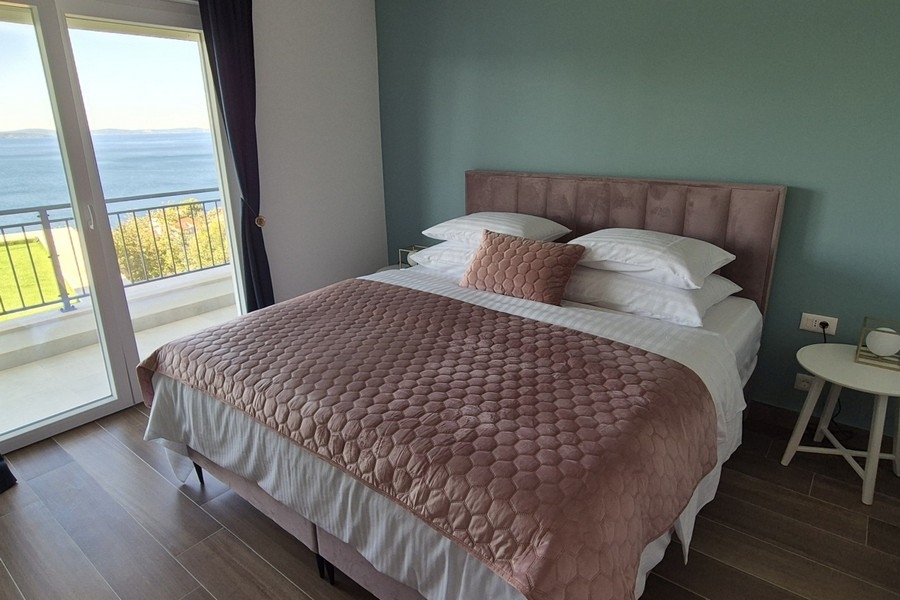 Bedroom with sea view and balcony access