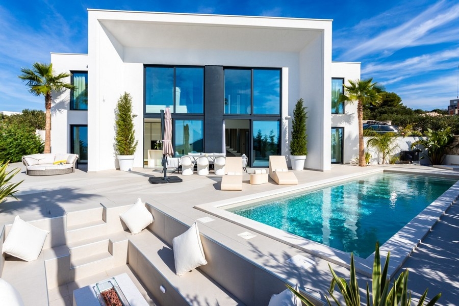 Exclusive villa with swimming pool and sea views