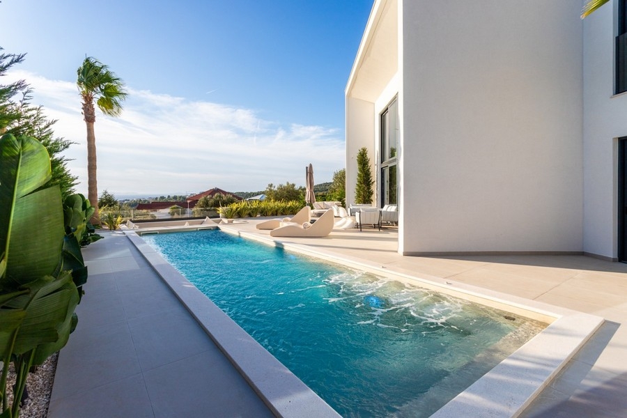 Swimming pool with whirlpool function and sun terrace