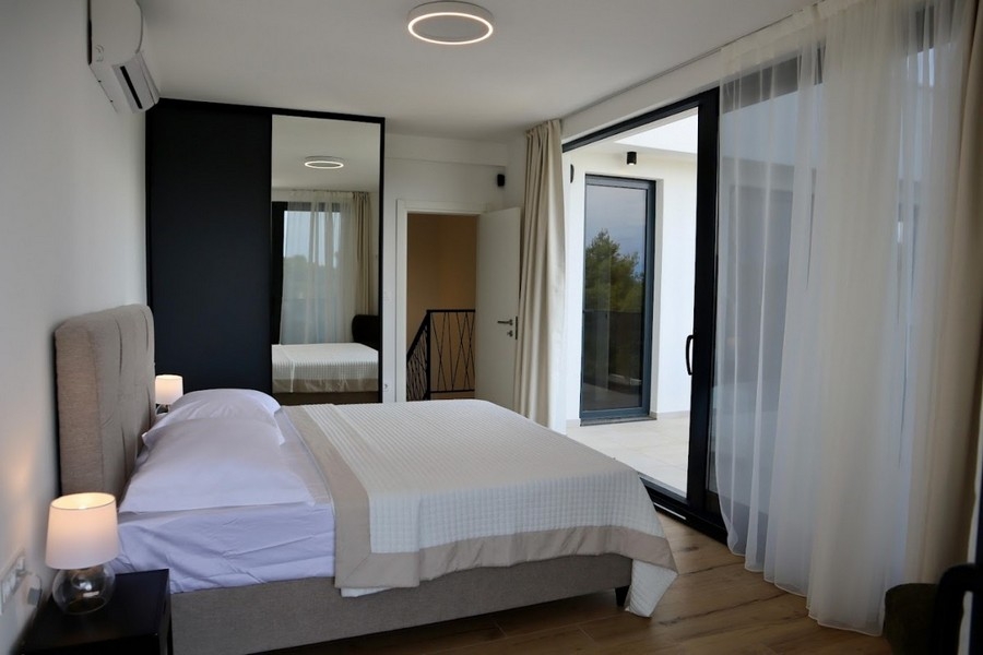 Bedroom with access to the terrace