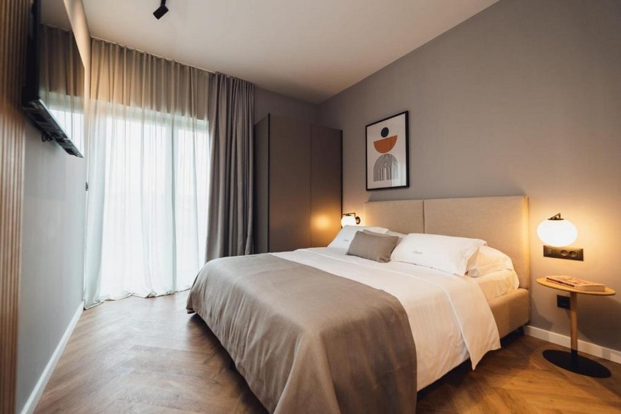 Bright bedroom with access to the terrace