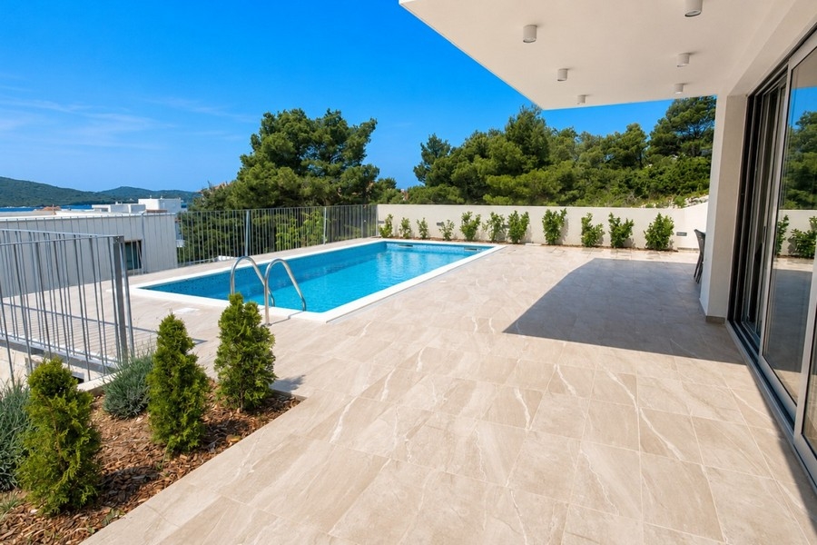 Swimming pool with sunbathing area