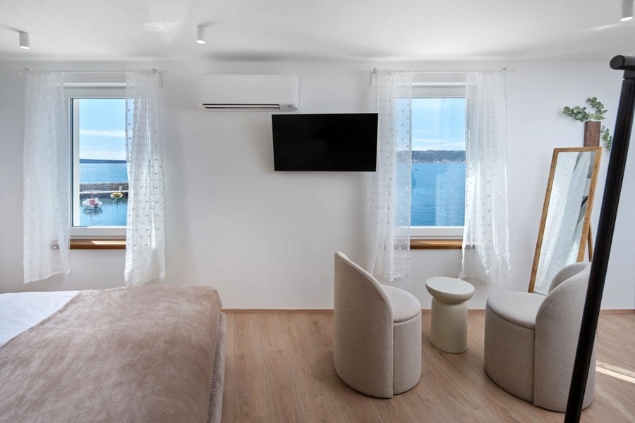 Bedroom with sea view