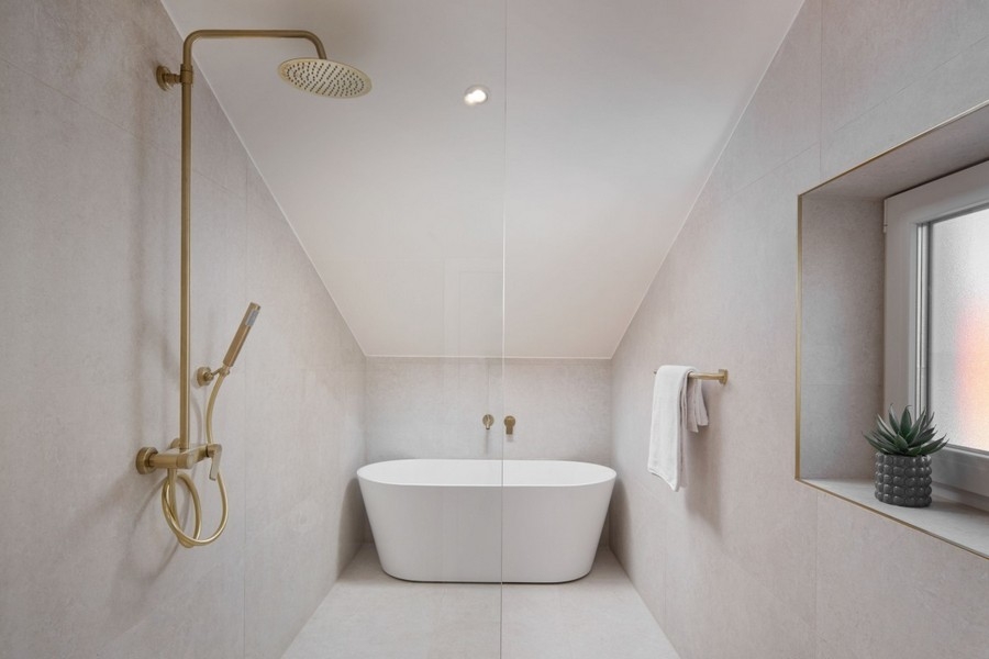 Bathroom with free-standing bathtub