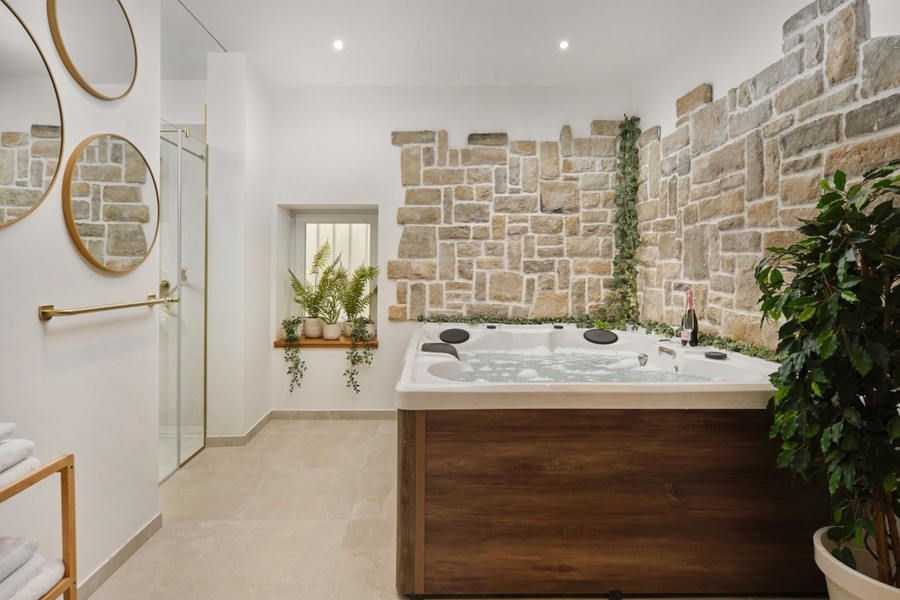 Wellness area with whirlpool