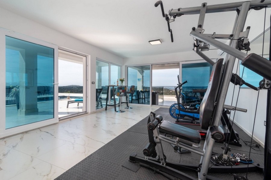 Fitness room with panoramic views