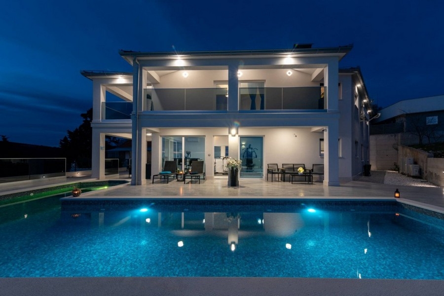 Luxury property with outdoor pool and sea views