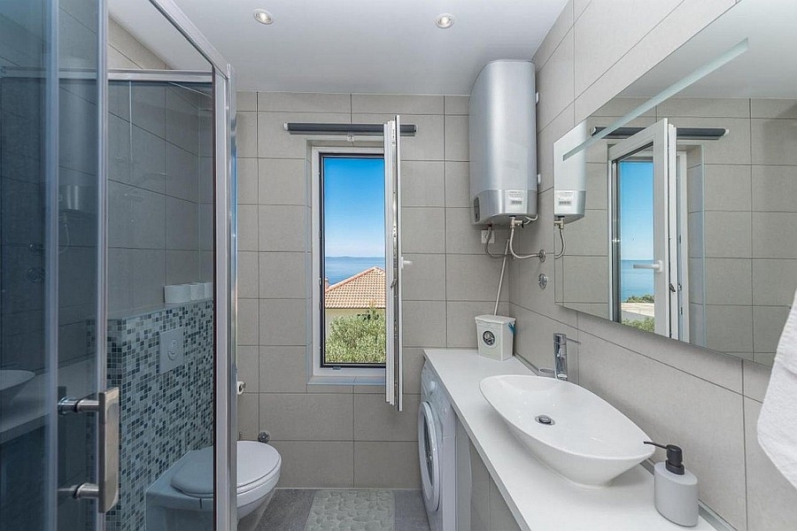 Bathroom with shower and sea view