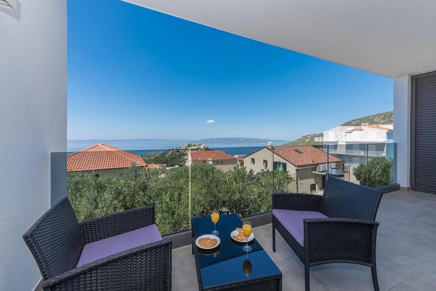 Balcony with sea view and seating