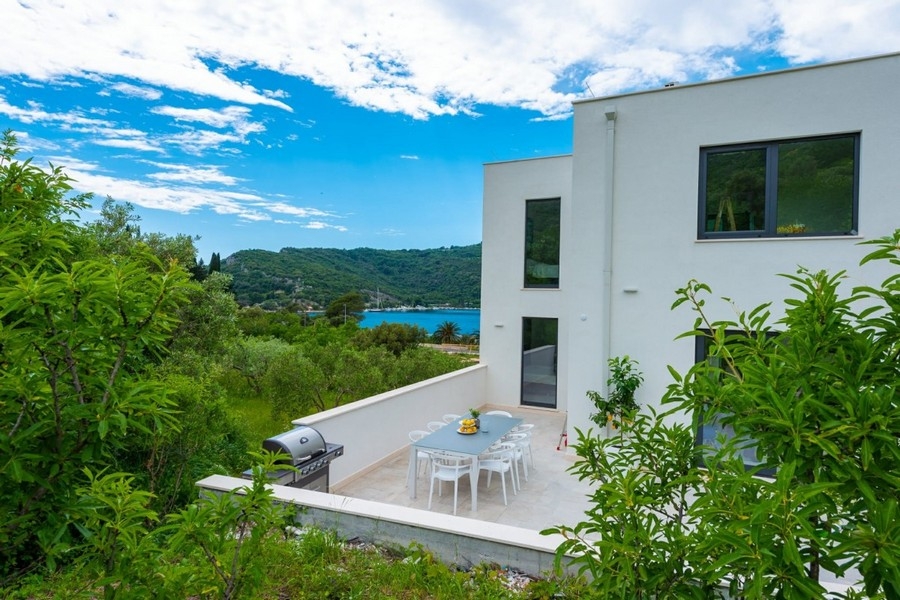 Terrace with barbecue area and sea views