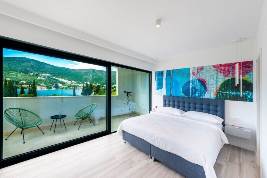 Bedroom with balcony and sea view