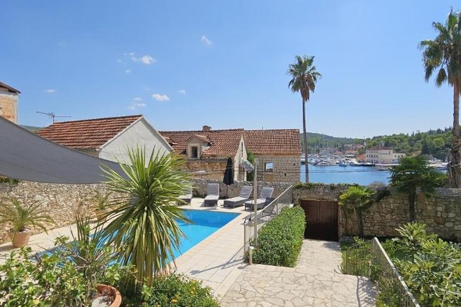Sea views from the pool area of ​​the villa