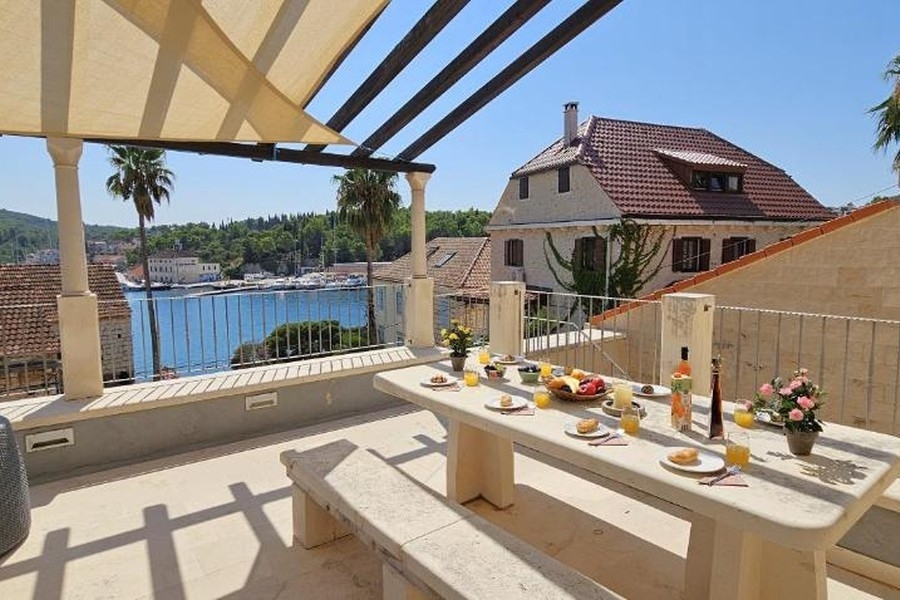 Covered terrace with sea views