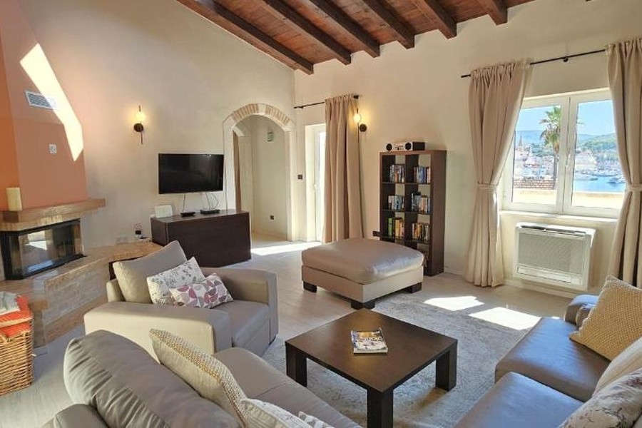 Living room with sea view and fireplace