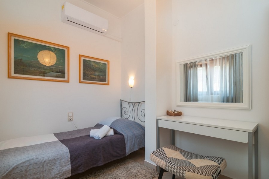 Bedroom with double bed and day bed