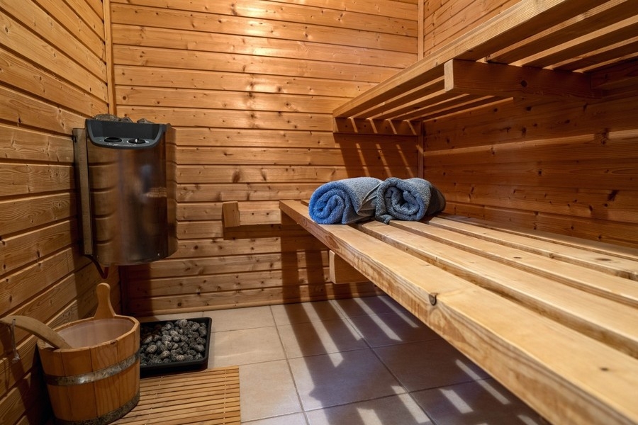 Bedroom with single bed and air conditioning