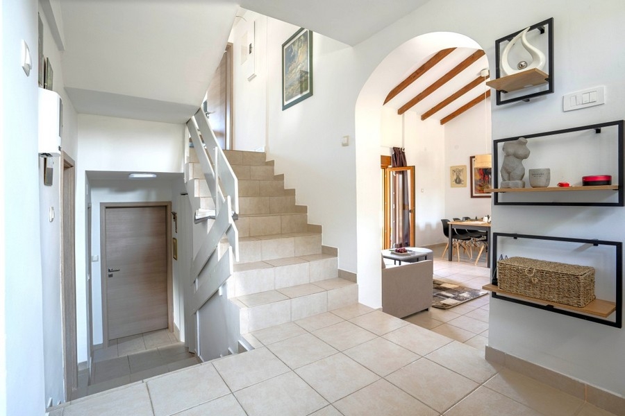 Entrance area with staircase