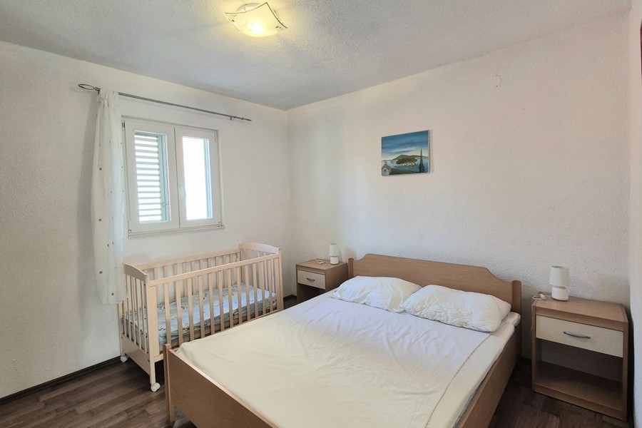 Bedroom with double bed and baby bed