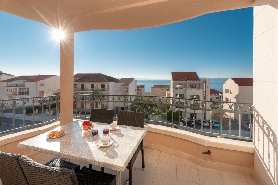 Sunny terrace with sea views in Tucepi