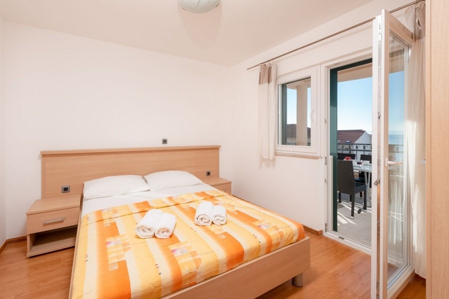 Bedroom with balcony access and sea view