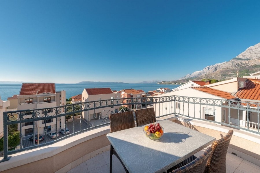 Balcony with dining table and Adriatic panorama