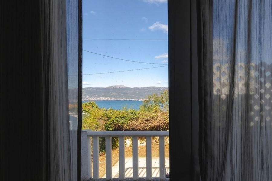 Holiday home with sea views in the first row on Ciovo