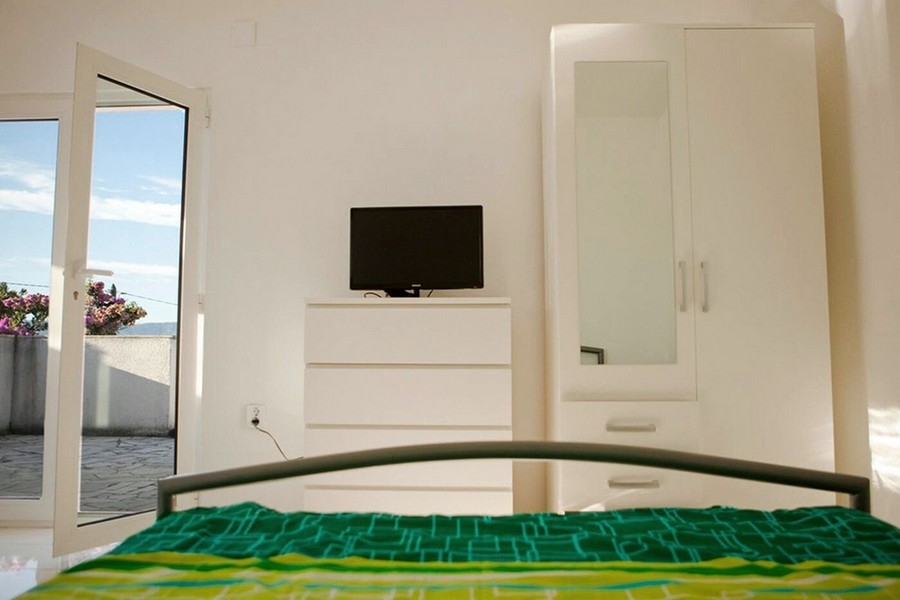 Living studio with terrace access and sea views