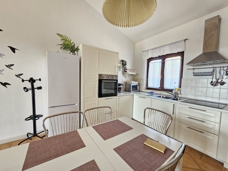 Fully equipped kitchen with dining area
