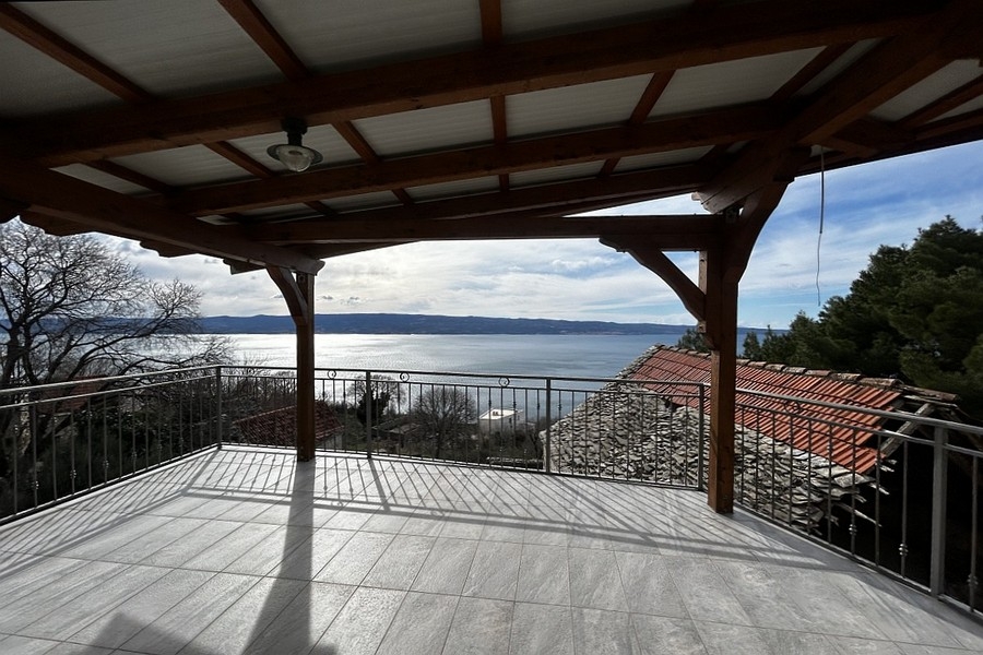 Covered terrace with sea views