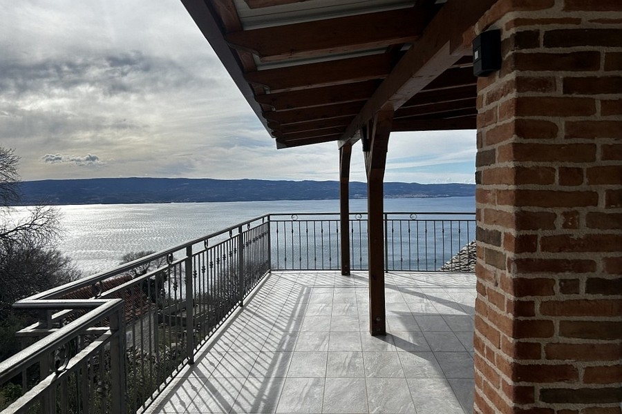 Terrace with sea views