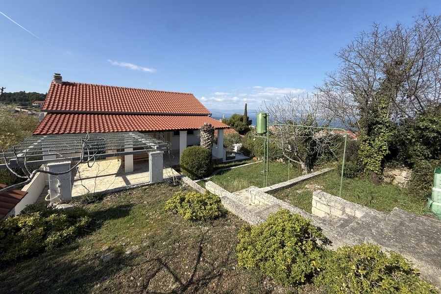 House with garden and sea view on the island of Brac