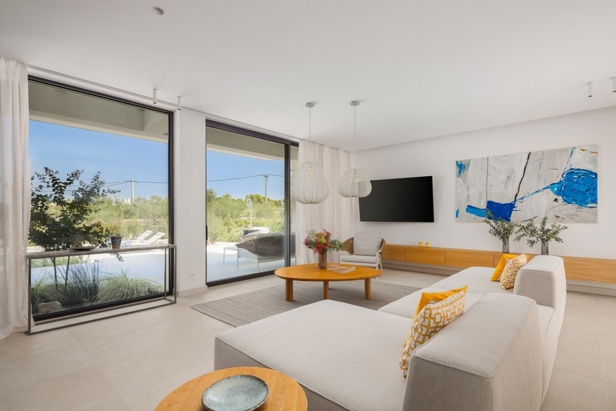 Spacious sun terrace by the pool