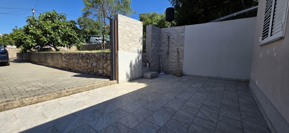 Fenced courtyard with parking space